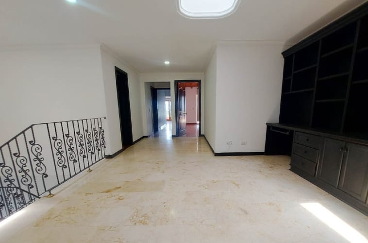 Casa de 5 alcobas en venta en La Calera, Medellín, 400 m² · foto 4 de 17