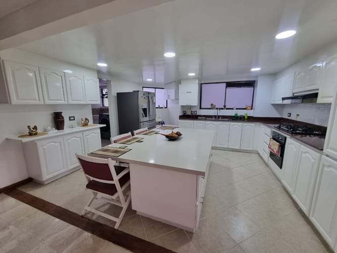 Apartamento de 3 alcobas en venta en El Poblado, Medellín, 202 m² · foto 5 de 18