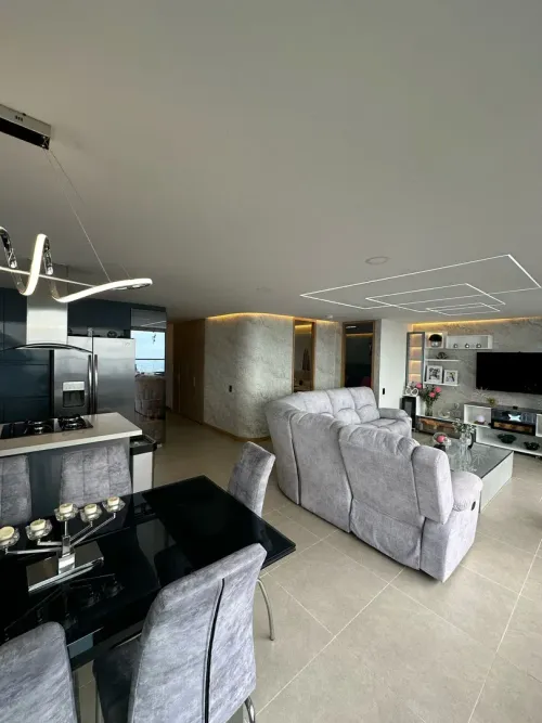 Apartamento de 3 alcobas en venta en Laureles, Medellín, 135 m² · foto 2 de 18