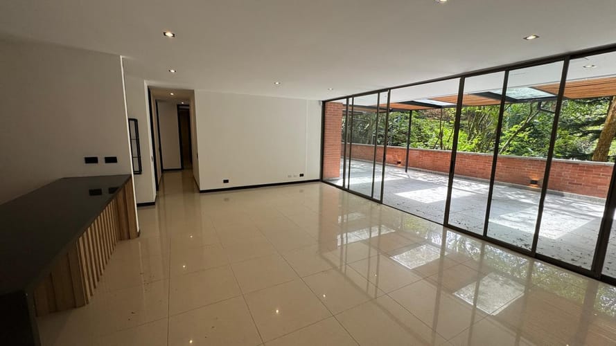 Apartamento de 3 alcobas en arriendo en Altos Del Poblado, Medellín, 210 m² · foto 2 de 10