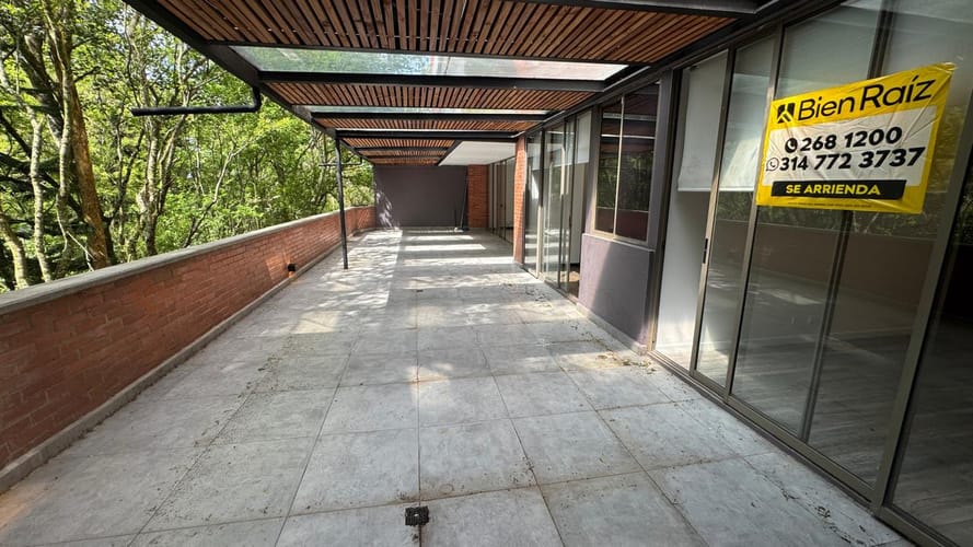 Apartamento de 3 alcobas en arriendo en Altos Del Poblado, Medellín, 210 m² · foto 3 de 10