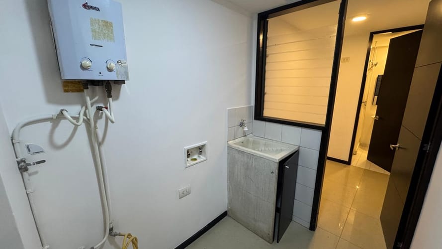 Apartamento de 3 alcobas en arriendo en Altos Del Poblado, Medellín, 210 m² · foto 7 de 10