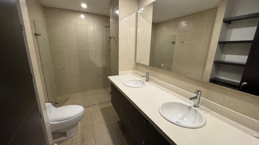 Apartamento de 3 alcobas en arriendo en Altos Del Poblado, Medellín, 210 m² · foto 8 de 10