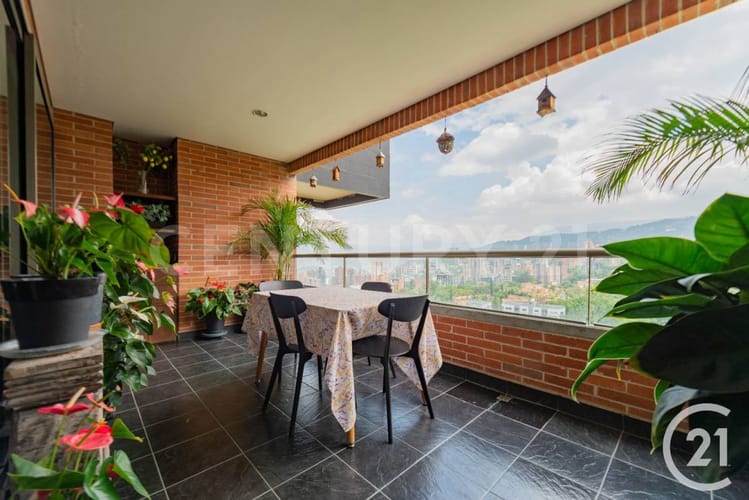 Apartamento de 3 alcobas en arriendo en Los Naranjos, Medellín, 210 m² · foto 2 de 20