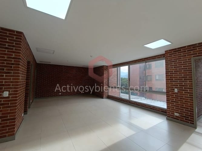Oficina en arriendo en El Poblado, Medellín, 136 m² · foto 2 de 16