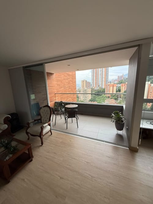 Apartamento de 2 alcobas en venta en El Poblado, Medellín, 117 m² · foto 5 de 16