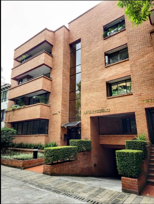Apartamento de 1 alcoba en venta en El Poblado, Medellín, 104 m² · foto 2 de 9
