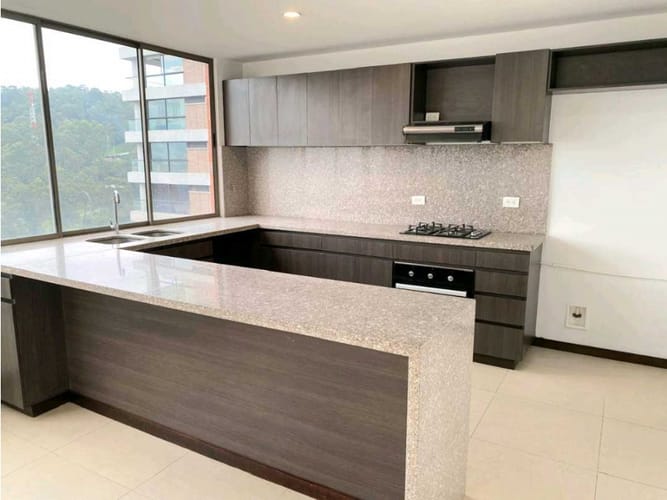 Apartamento de 4 alcobas en venta en Altos Del Poblado, Medellín, 163 m² · foto 2 de 24
