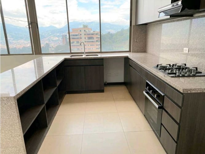 Apartamento de 4 alcobas en venta en Altos Del Poblado, Medellín, 163 m² · foto 4 de 24