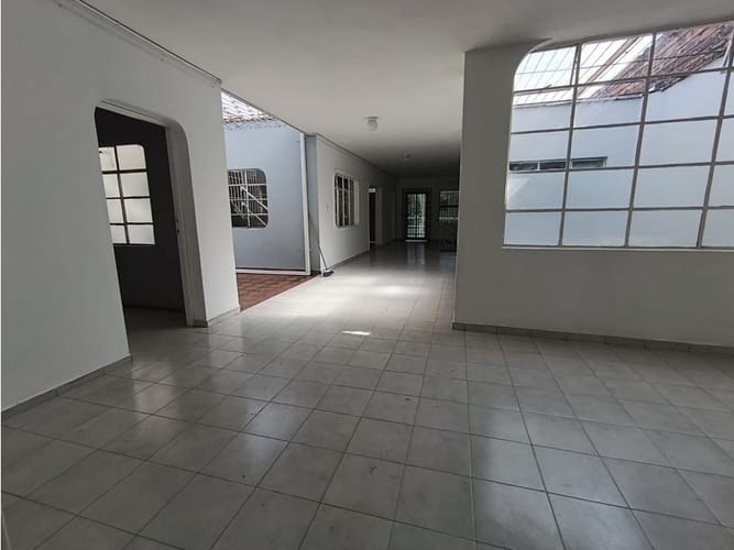 Casa de 6 alcobas en arriendo en Caicedo, Medellín, 250 m² · foto 3 de 24