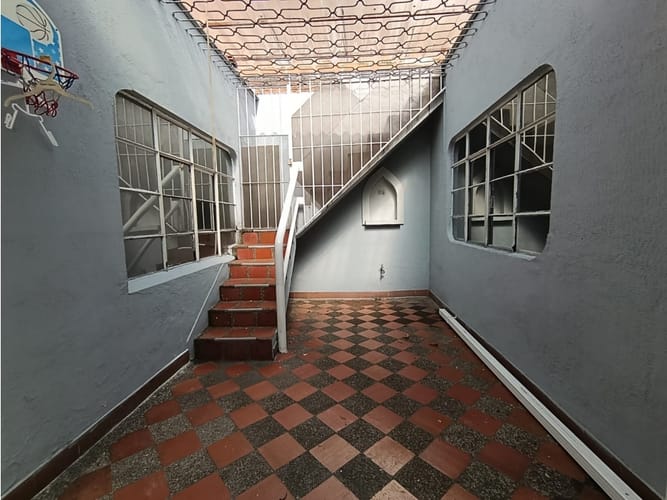 Casa de 6 alcobas en arriendo en Caicedo, Medellín, 250 m² · foto 13 de 24