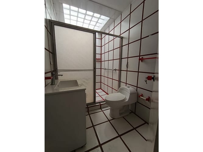 Casa de 6 alcobas en arriendo en Caicedo, Medellín, 250 m² · foto 19 de 24