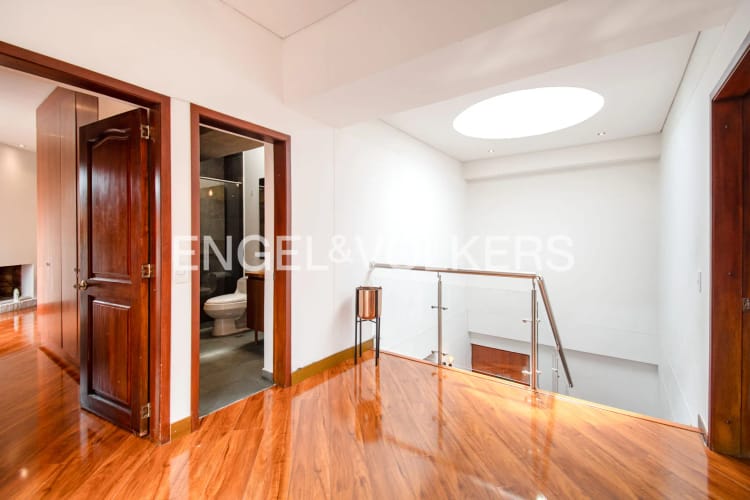 Apartamento de 4 alcobas en venta en Santa Barbara Central, Bogotá, 233 m² · foto 16 de 18