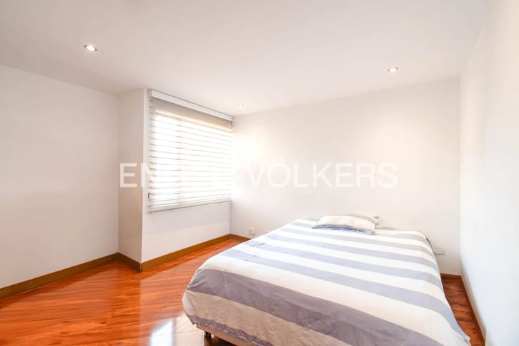 Apartamento de 4 alcobas en venta en Santa Barbara Central, Bogotá, 233 m² · foto 7 de 18