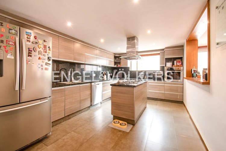Apartamento de 4 alcobas en venta en Santa Barbara Central, Bogotá, 233 m² · foto 6 de 18