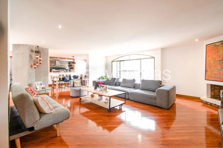 Apartamento de 4 alcobas en venta en Santa Barbara Central, Bogotá, 233 m² · foto 3 de 18