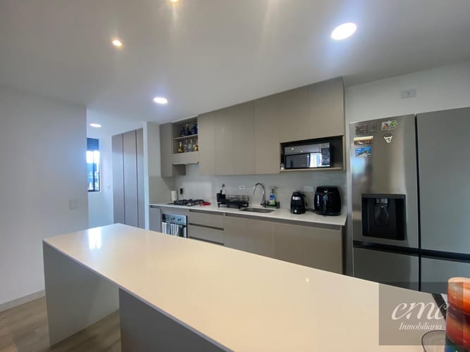 Apartamento de 3 alcobas en venta en Loma El Atravesado, Envigado, 99 m² · foto 3 de 24