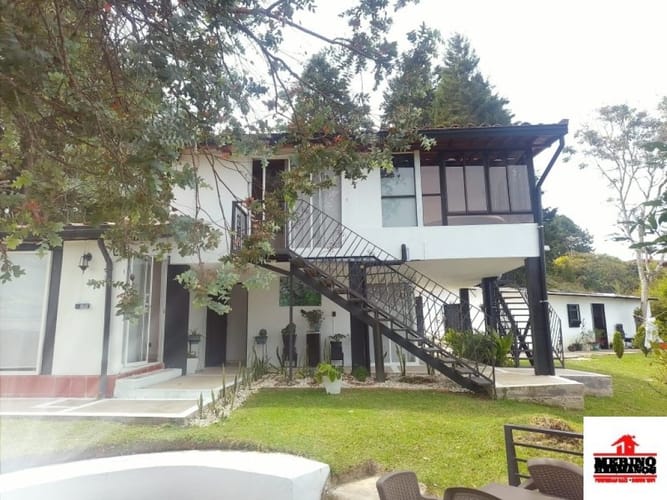Casa de 7 alcobas en arriendo en Guarne, 500 m² · foto 2 de 24