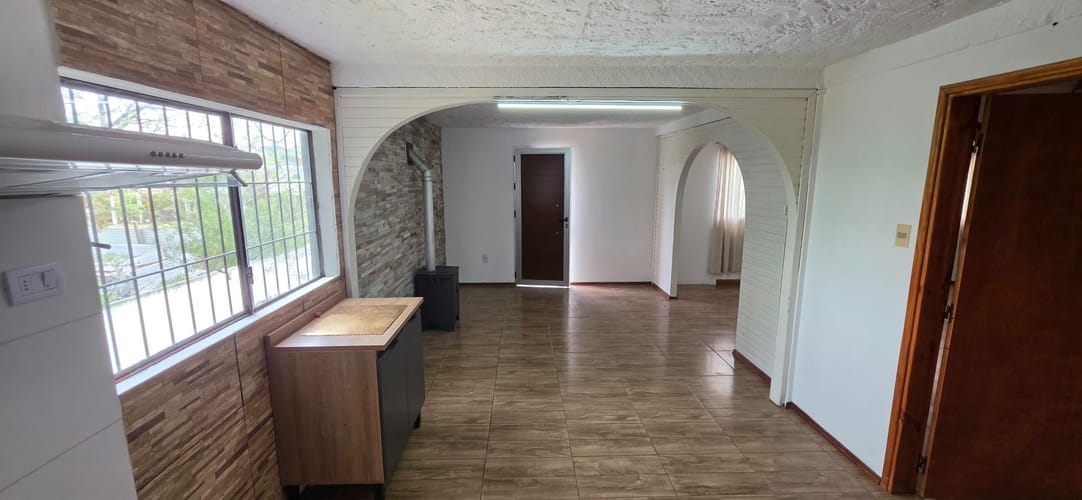 Casa de altos, ubicada una cuadra y media de Ruta Interbalnearia al norte, gran espacio abierto exterior con parrillero, 2-3 dormitorios, 1 baño, estufa de alto rendimiento y 3 aires acondicinados, gran confort interior y exterior, 81 m2 habitables y 174 · Photo 5