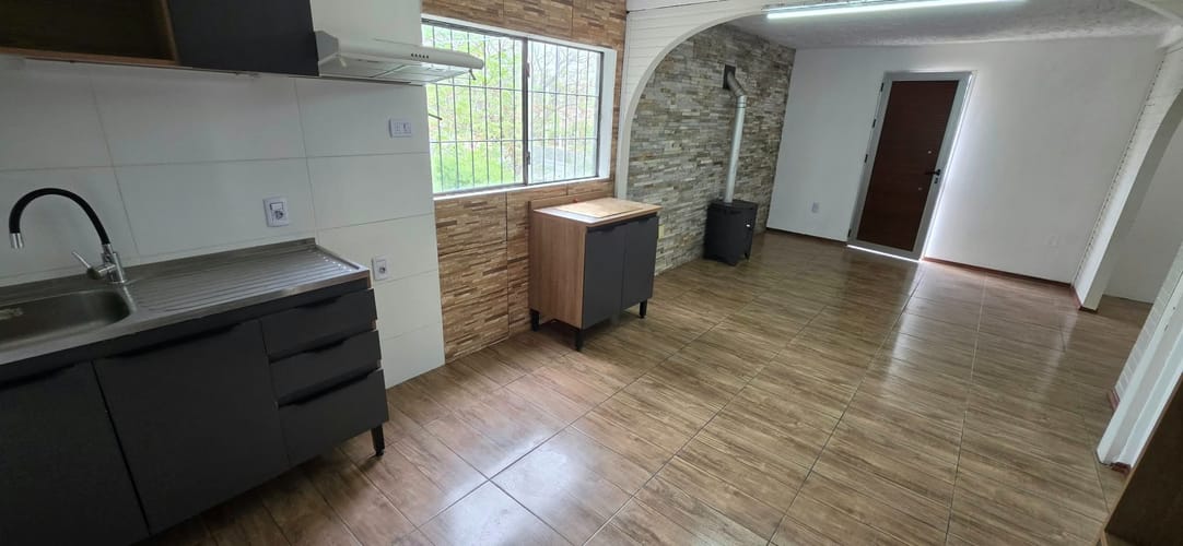 Casa de altos, ubicada una cuadra y media de Ruta Interbalnearia al norte, gran espacio abierto exterior con parrillero, 2-3 dormitorios, 1 baño, estufa de alto rendimiento y 3 aires acondicinados, gran confort interior y exterior, 81 m2 habitables y 174 · Photo 7