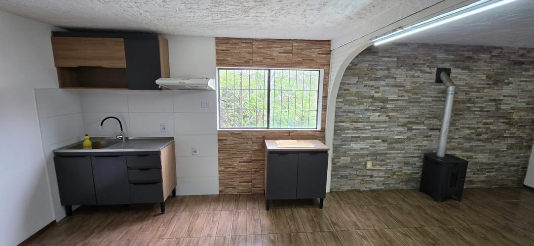 Casa de altos, ubicada una cuadra y media de Ruta Interbalnearia al norte, gran espacio abierto exterior con parrillero, 2-3 dormitorios, 1 baño, estufa de alto rendimiento y 3 aires acondicinados, gran confort interior y exterior, 81 m2 habitables y 174 · Photo 8