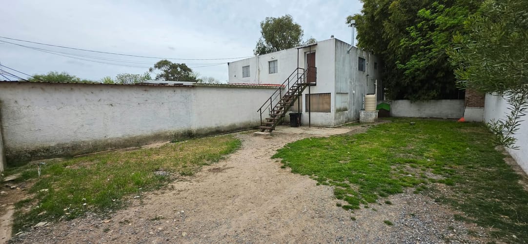 Casa de altos, ubicada una cuadra y media de Ruta Interbalnearia al norte, gran espacio abierto exterior con parrillero, 2-3 dormitorios, 1 baño, estufa de alto rendimiento y 3 aires acondicinados, gran confort interior y exterior, 81 m2 habitables y 174 · Photo 2