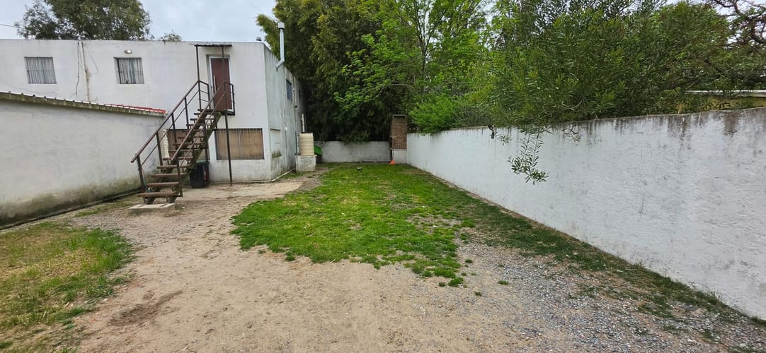 Casa de altos, ubicada una cuadra y media de Ruta Interbalnearia al norte, gran espacio abierto exterior con parrillero, 2-3 dormitorios, 1 baño, estufa de alto rendimiento y 3 aires acondicinados, gran confort interior y exterior, 81 m2 habitables y 174 · Photo 3