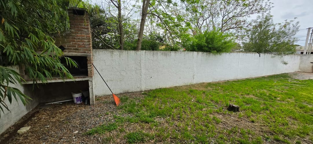 Casa de altos, ubicada una cuadra y media de Ruta Interbalnearia al norte, gran espacio abierto exterior con parrillero, 2-3 dormitorios, 1 baño, estufa de alto rendimiento y 3 aires acondicinados, gran confort interior y exterior, 81 m2 habitables y 174 · Photo 6