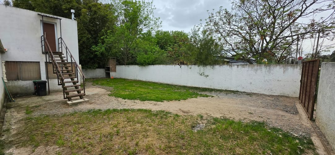 Casa de altos, ubicada una cuadra y media de Ruta Interbalnearia al norte, gran espacio abierto exterior con parrillero, 2-3 dormitorios, 1 baño, estufa de alto rendimiento y 3 aires acondicinados, gran confort interior y exterior, 81 m2 habitables y 174 · Photo 4