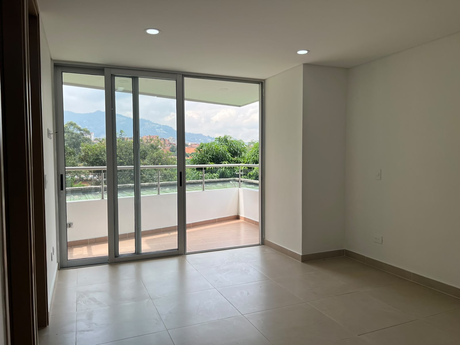 Apartamento en arriendo en Loma Benedictinos, Envigado · foto 2 de 16