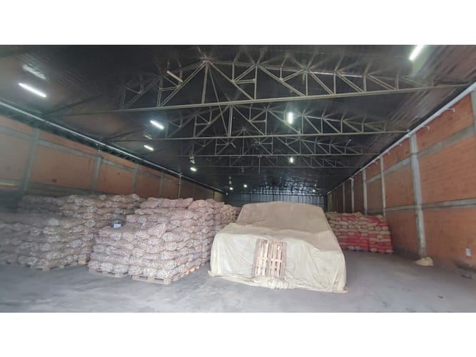 Bodega en arriendo en La Magnolia, Madrid, 687 m² · foto 2 de 4