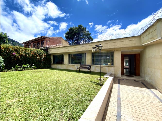 Casa en venta en Santa Barbara Alta, Bogotá, 390 m² · foto 2 de 23