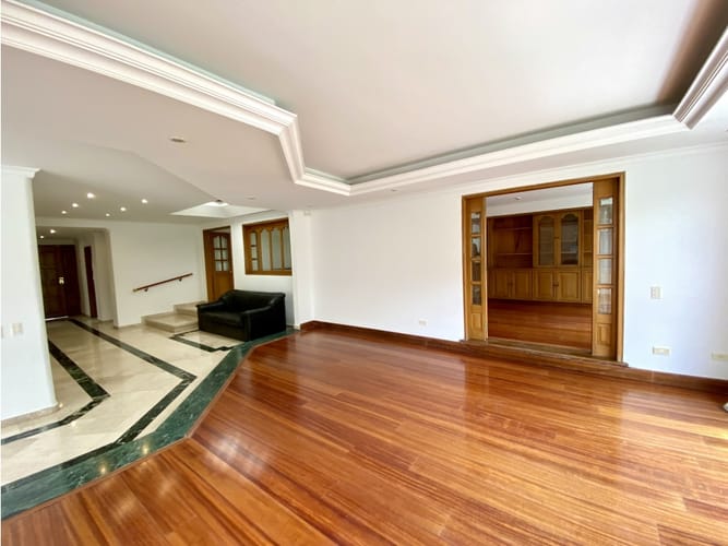 Casa en venta en Santa Barbara Alta, Bogotá, 390 m² · foto 9 de 23