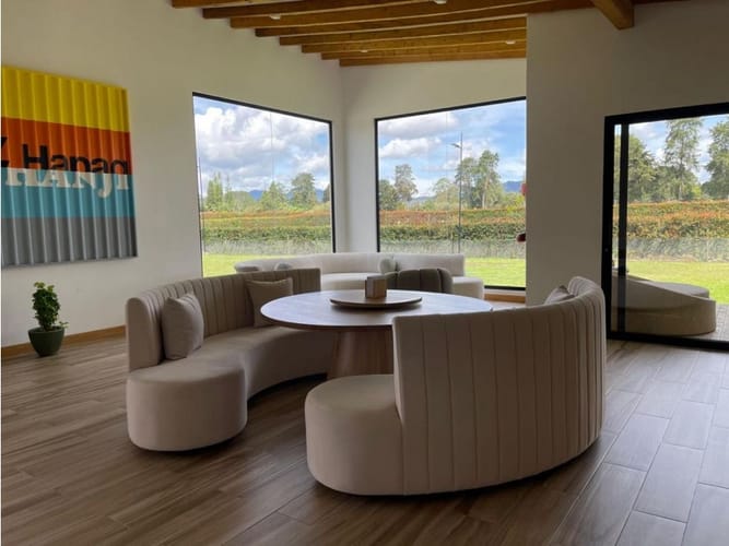 Casa de 3 alcobas en venta en Llano Grande, Rionegro, 350 m² · foto 2 de 12