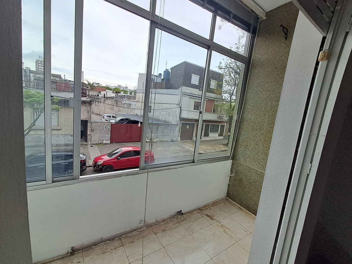 Alquiler Apartamento De 2 Dormitorios Balcón Muy Luminoso En La Comercial · Foto 11