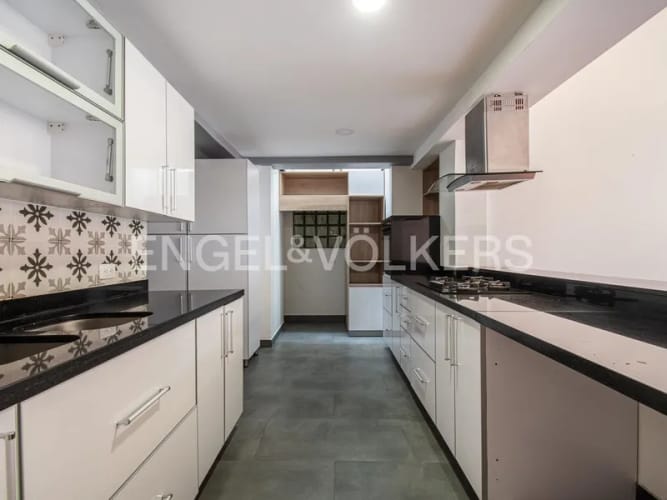 Apartamento de 3 alcobas en venta en Los Rosales, Bogotá, 143 m² · foto 7 de 16