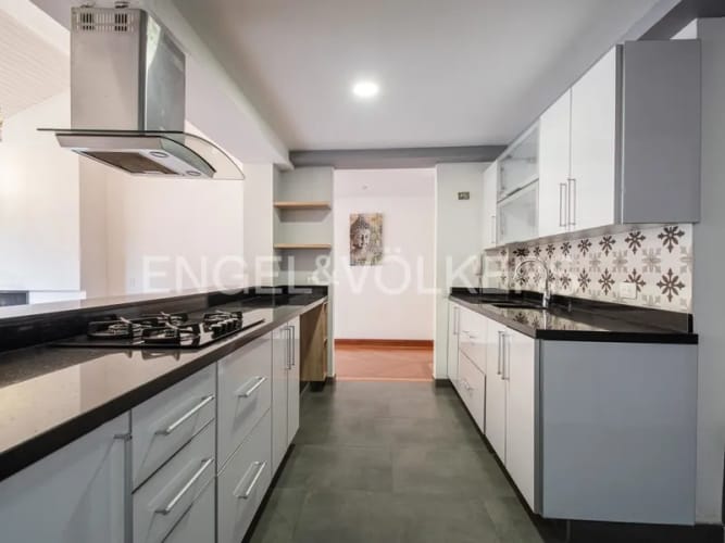 Apartamento de 3 alcobas en venta en Los Rosales, Bogotá, 143 m² · foto 6 de 16