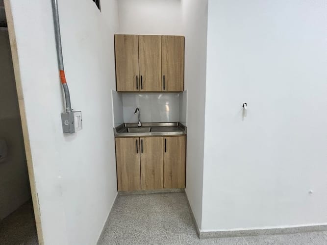 Bodega en arriendo en La Castellana, Medellín, 200 m² · foto 4 de 6