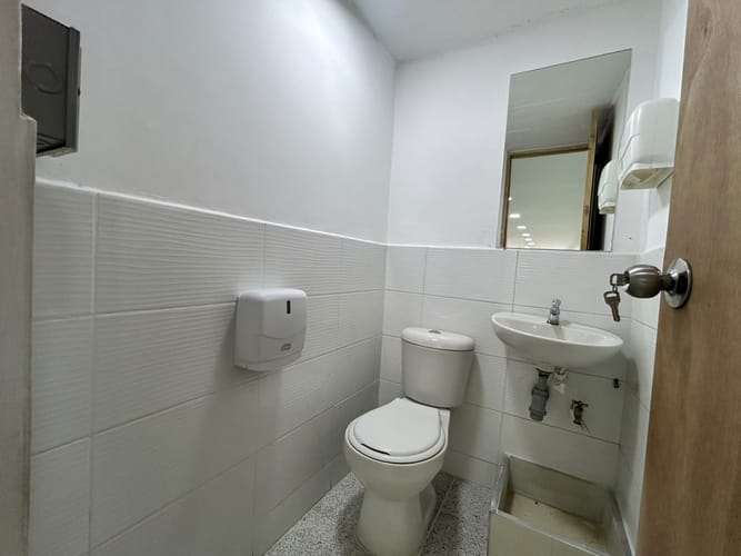 Bodega en arriendo en La Castellana, Medellín, 200 m² · foto 5 de 6