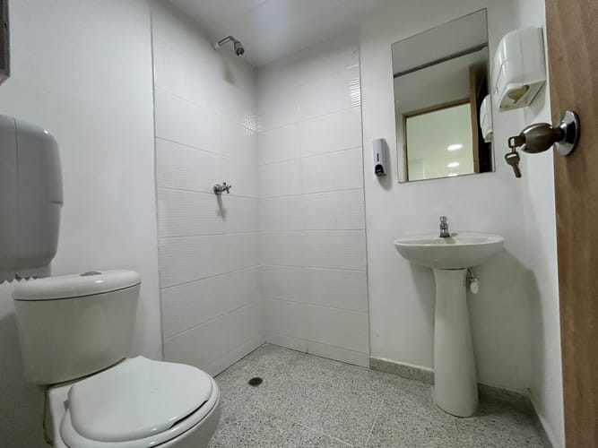 Bodega en arriendo en La Castellana, Medellín, 200 m² · foto 6 de 6