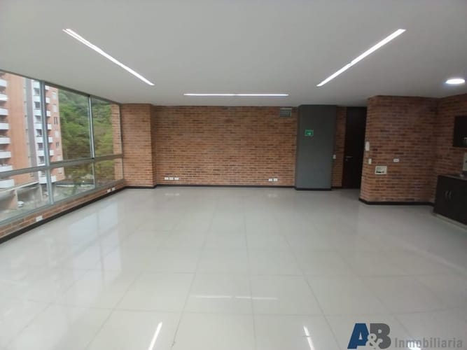 Oficina en arriendo en El Poblado, Medellín, 63 m² · foto 2 de 9