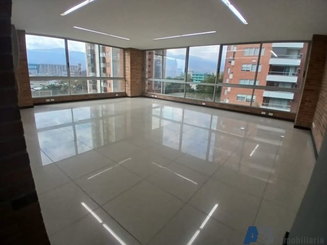 Oficina en arriendo en El Poblado, Medellín, 63 m² · foto 3 de 9