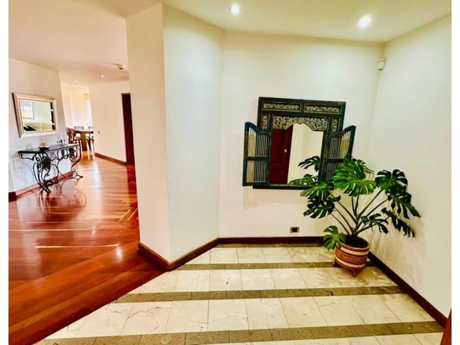 Apartamento de 6 alcobas en venta en Santa Paula, Bogotá, 378 m² · foto 2 de 24