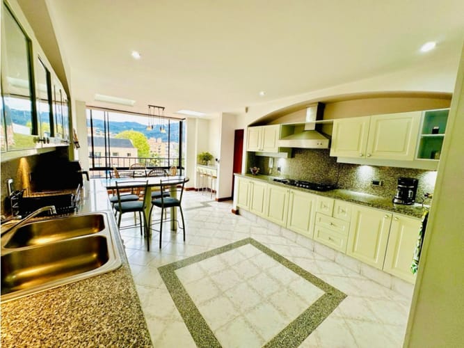 Apartamento de 6 alcobas en venta en Santa Paula, Bogotá, 378 m² · foto 11 de 24