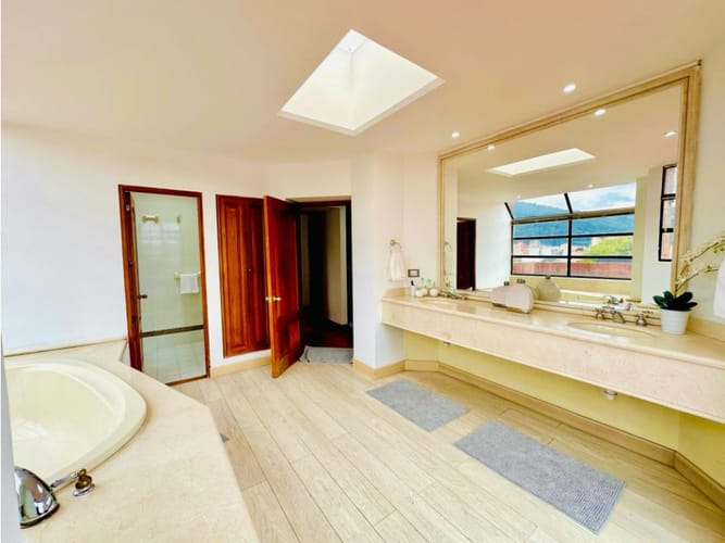 Apartamento de 6 alcobas en venta en Santa Paula, Bogotá, 378 m² · foto 21 de 24