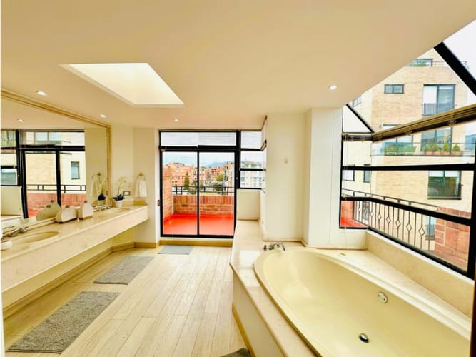 Apartamento de 6 alcobas en venta en Santa Paula, Bogotá, 378 m² · foto 22 de 24
