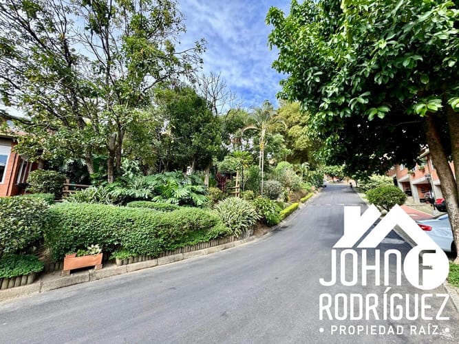 Casa de 4 alcobas en venta en Loma Del Chocho, Envigado, 240 m² · foto 2 de 18