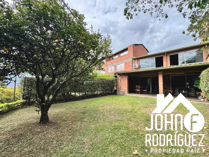 Casa de 4 alcobas en venta en Loma Del Chocho, Envigado, 240 m² · foto 3 de 18