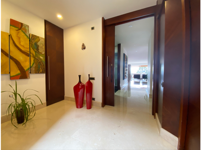 Apartamento de 5 alcobas en venta en Montearroyo, Bogotá, 318 m² · foto 3 de 19