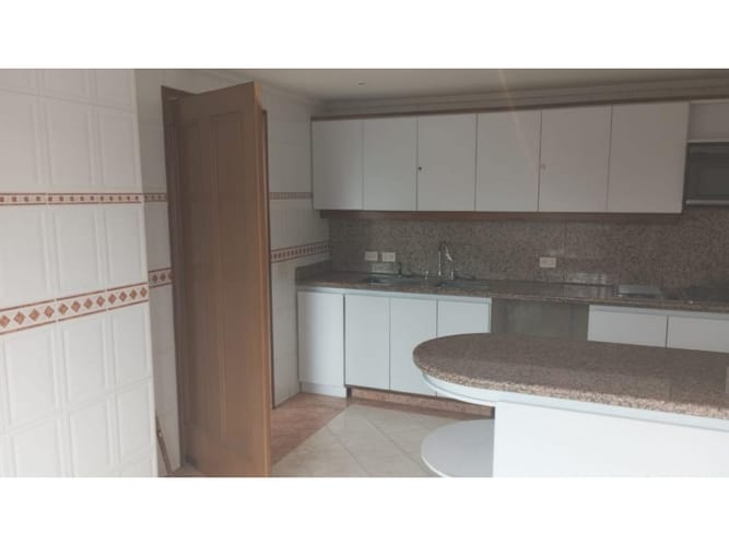 Apartamento de 4 alcobas en venta en La Carolina, Bogotá, 270 m² · foto 3 de 9